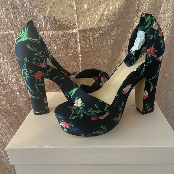 Floral mini platform sandal. JustFab. Size: 9w. - Picture 4 of 5